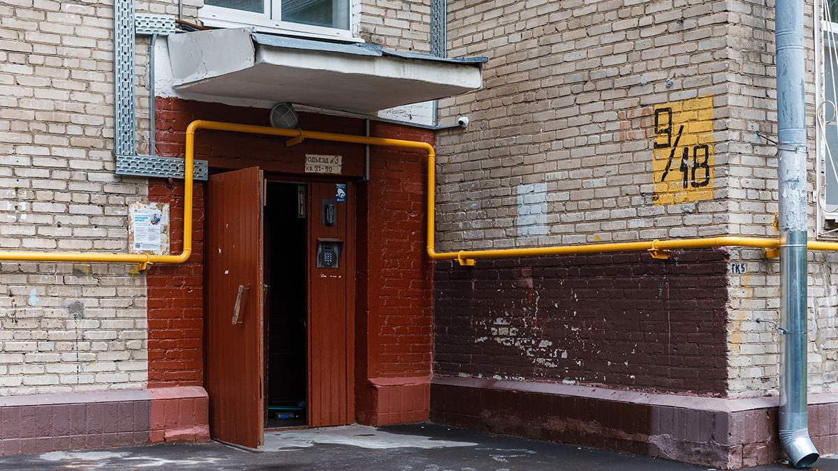 «МК»: Труп несовершеннолетней обнаружили на козырьке подъезда в столице