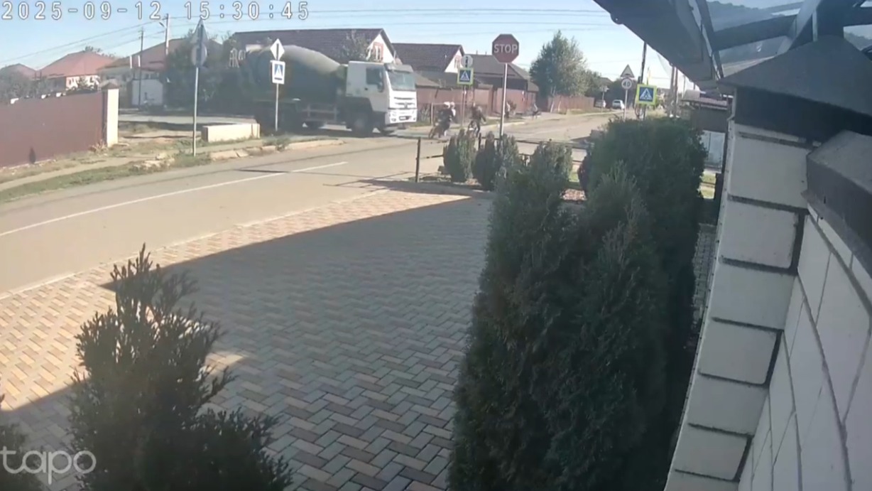 Трое подростков на питбайках влетели в бетономешалку в Ставрополье, один погиб