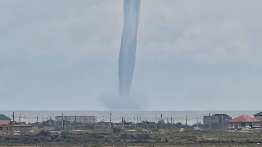 Гигантский смерч в Каспийском море попал на видео