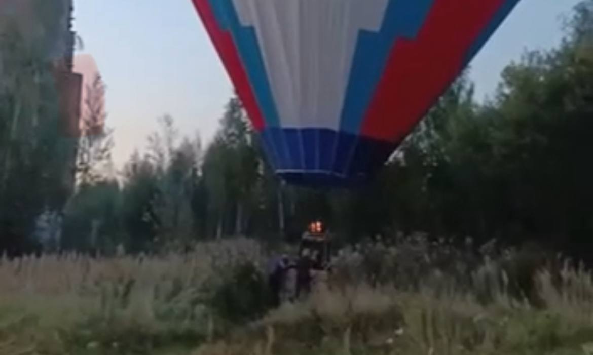Воздушный шар приземлился в кусты возле ЖК в подмосковном Дмитрове