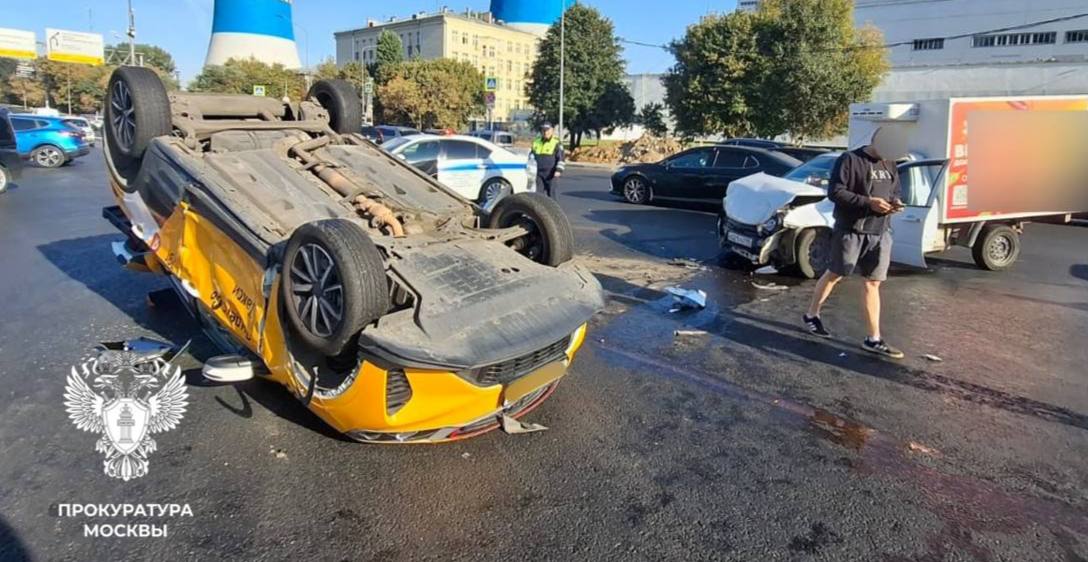 Такси перевернулось на юго-востоке Москвы после столкновения, есть пострадавшие
