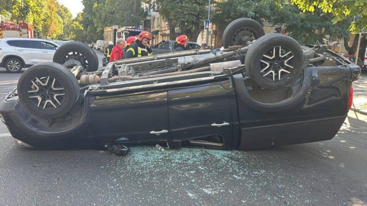 Охранник Петра Порошенко* выехал на красный свет и снес машину с женщиной внутри