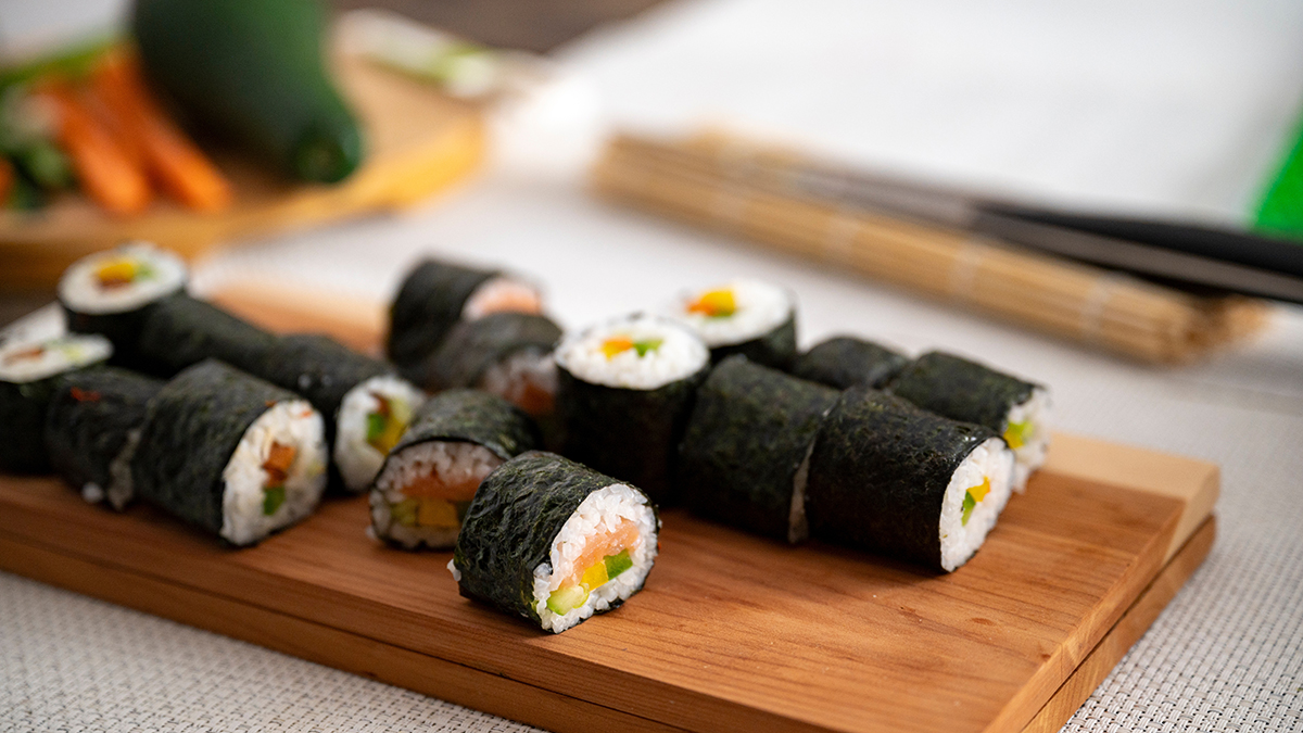 Кардиолог Кондрахин предупредил, что любовь к роллам может довести до инсульта