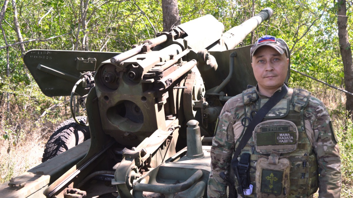 Заряжающий расчета самоходной артиллерийской установки 2С5 «Гиацинт-С» группировки войск «Восток» с позывным «Грига»