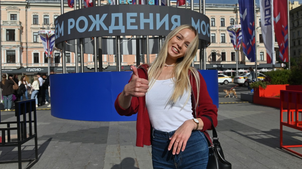 Москвичку Марию Ткачеву, которая вышла погулять по столице в День города, впечатлила празднично украшенная Триумфальная площадь