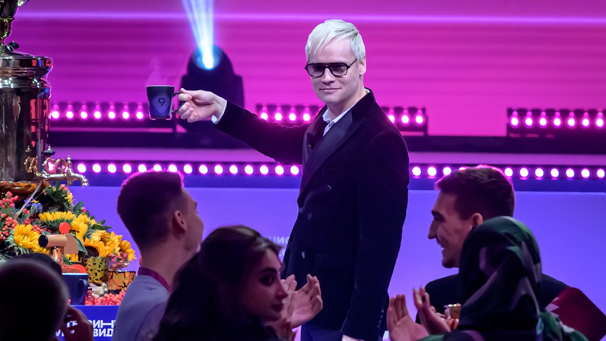 Участнику «Интервидения» от России певцу SHAMAN (Ярославу Дронову) на церемонии жеребьевки в Национальном центре «Россия» достался номер 9 после того, как он налил кипяток из самовара в специальную кружку