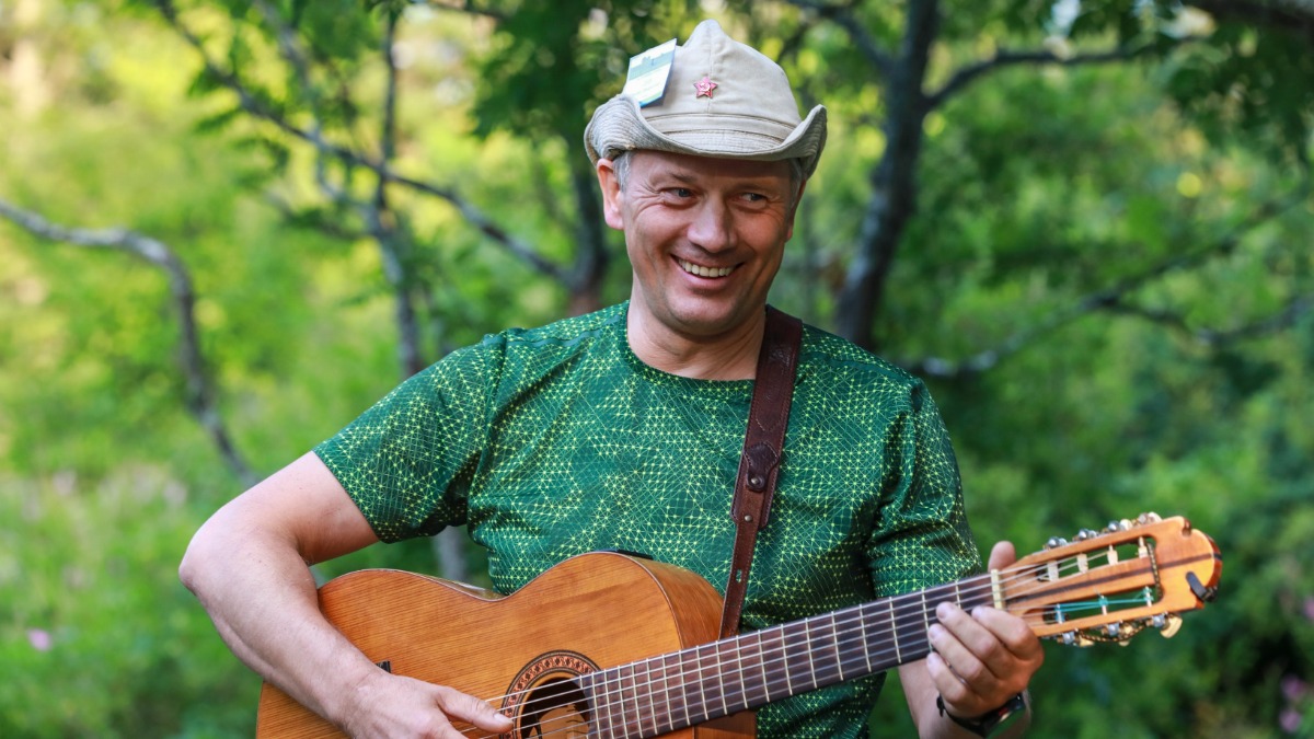 Михаил Деев — автор и исполнитель бардовской песни на фестивале, прошедшем на Соловках