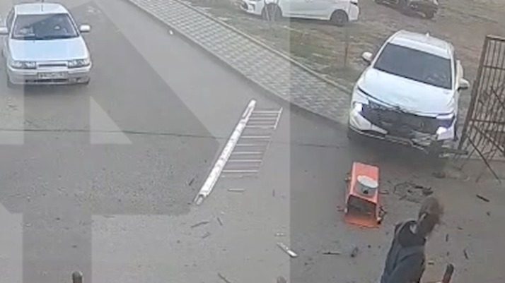 Женщина за рулем с маленьким ребенком на коленях сбила шлагбаум в Краснодаре