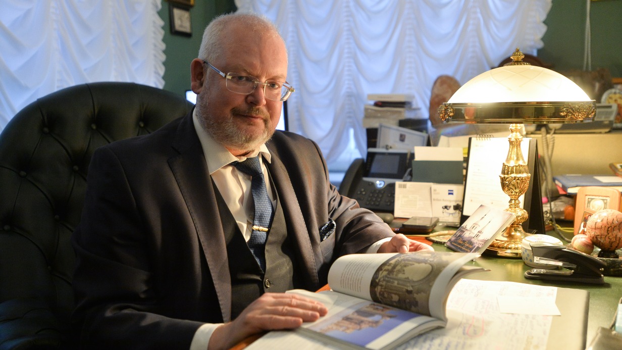  Первый заместитель руководителя Департамента культурного наследия города Москвы, главный археолог города Леонид Кондрашев у себя в кабинете