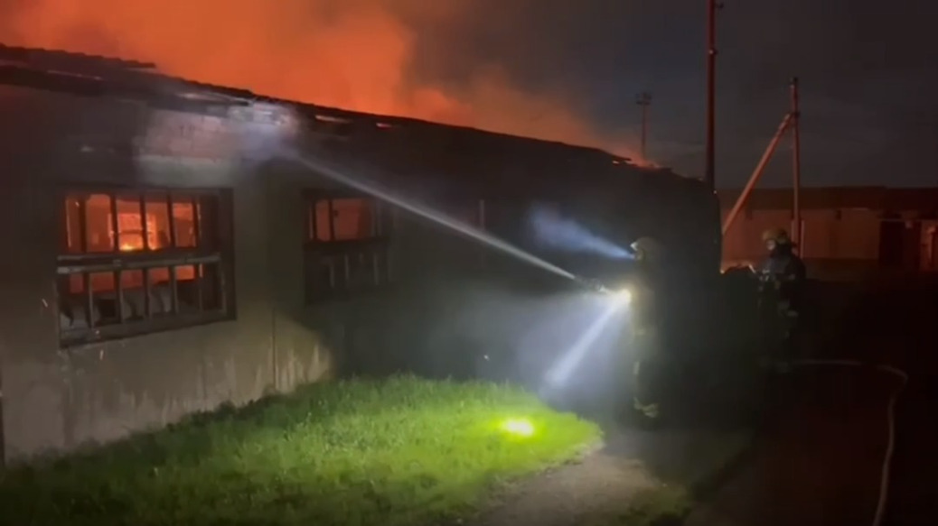 Кровля горящего склада в Щербинке обрушилась на 600 квадратных метрах