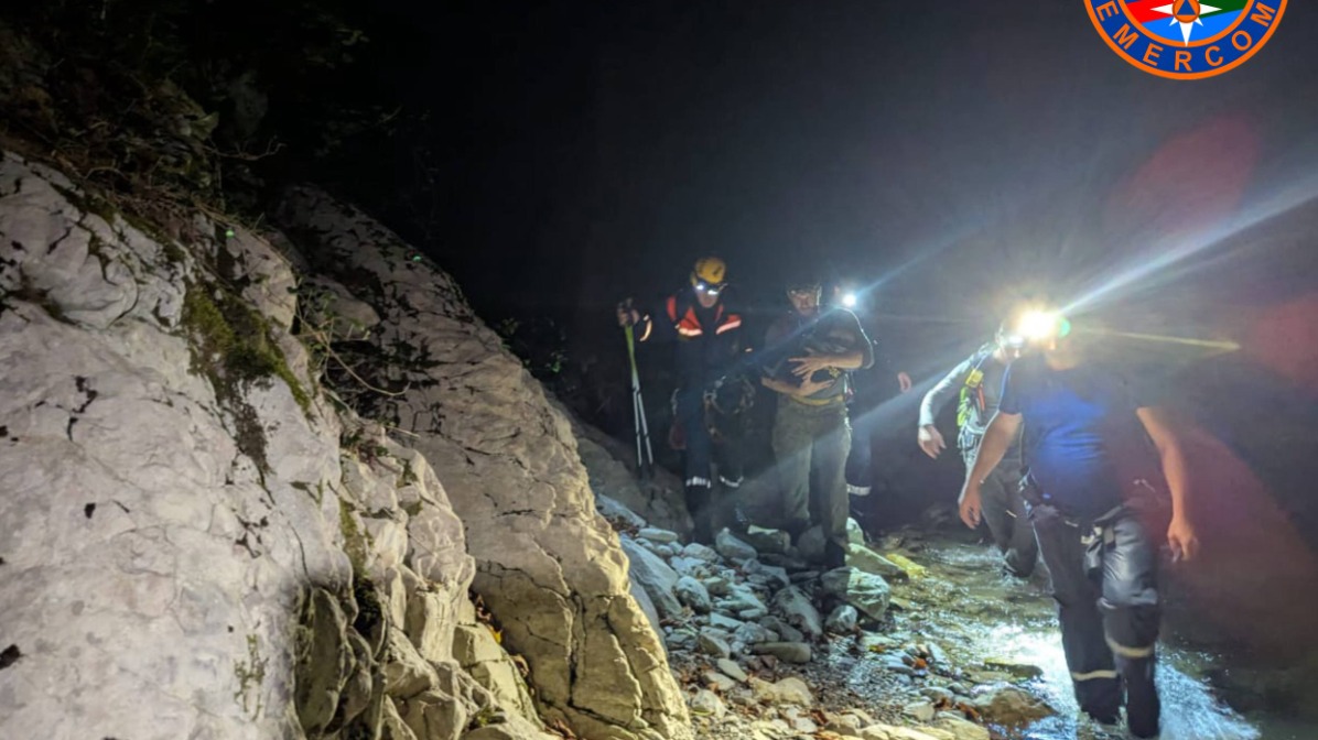 Туристов с младенцем эвакуировали из каньона горной реки в Сочи