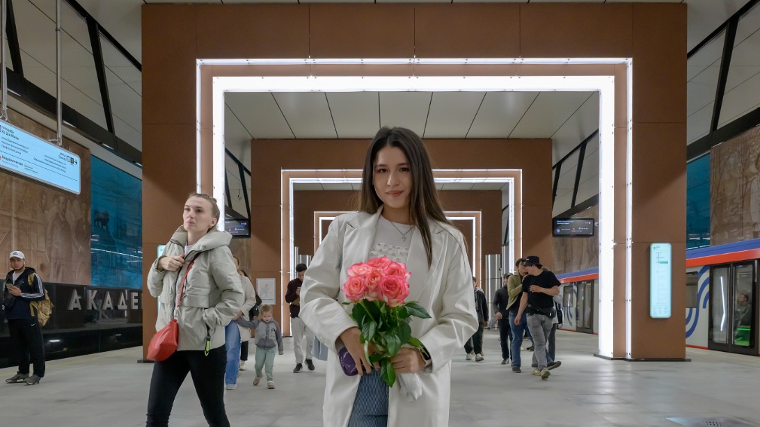 Москвичка Анна Дорохова на только открывшейся станции «Академическая»