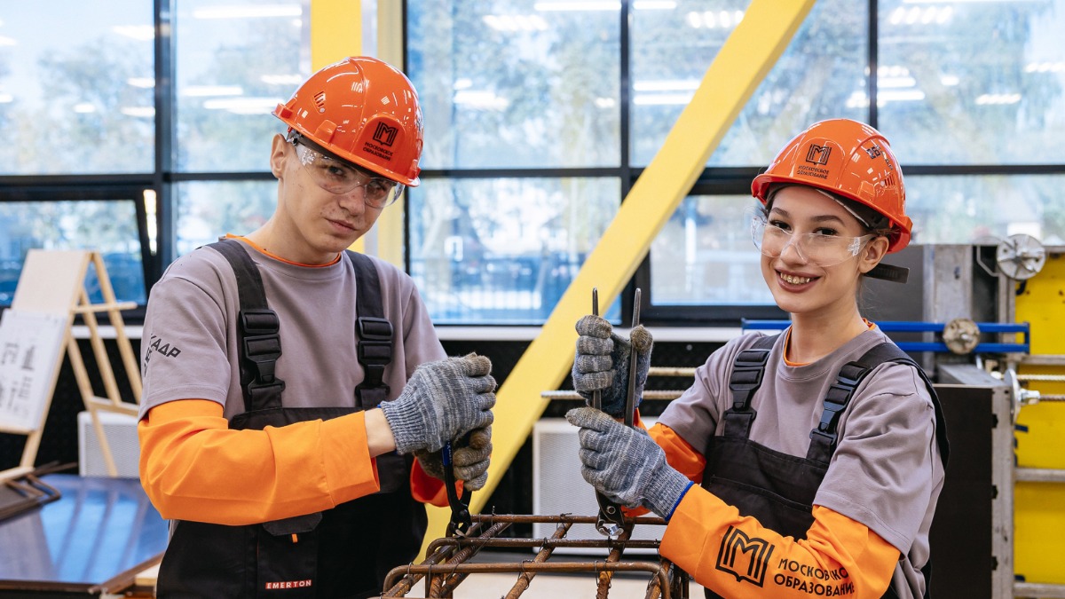 Студенты колледжа № 26 по специальности «строительство и эксплуатация инженерных сооружений» Алексей Боровых и Алина Хасьянова вяжут арматурный каркас для здания