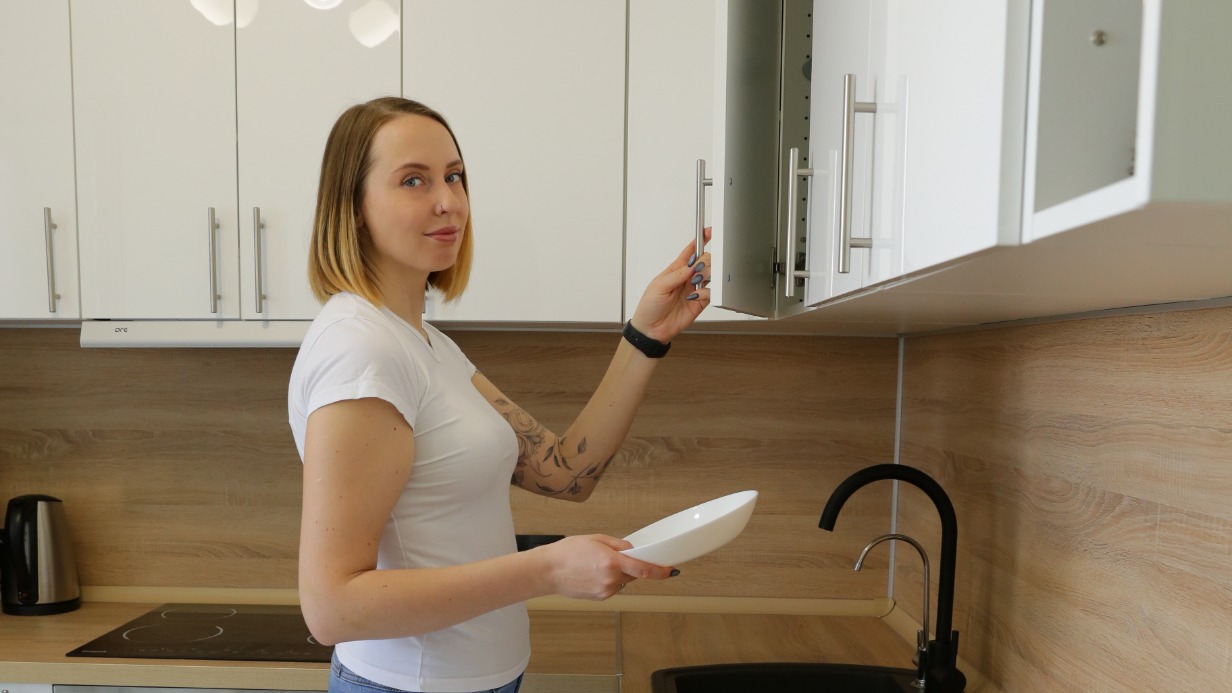 Москвичка Анастасия Хлебникова на кухне в своей новой квартире