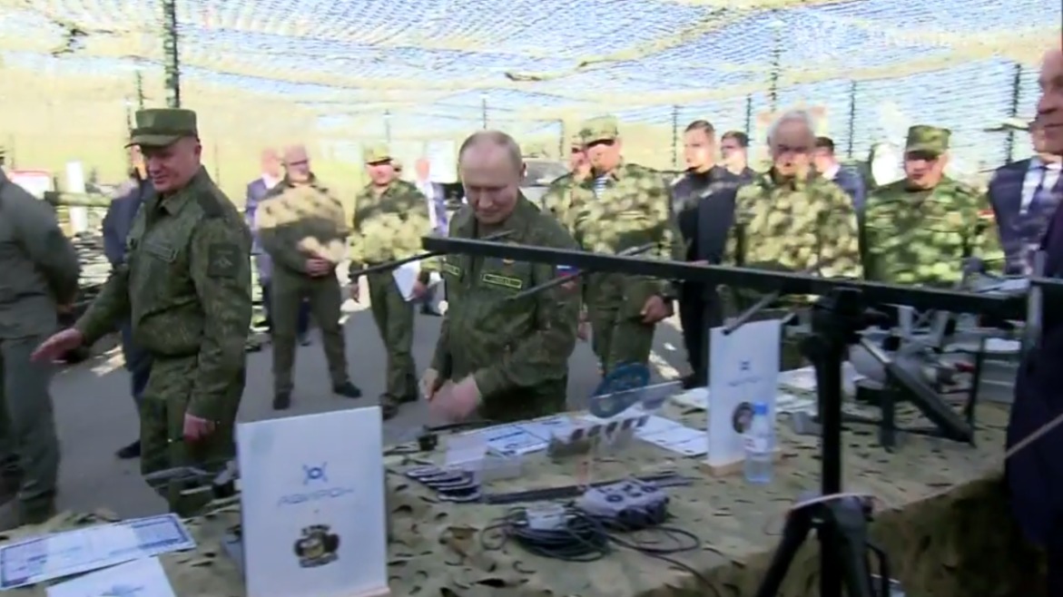 Путин в военной форме посетил учения «Запад-2025» на полигоне Мулино (видео)