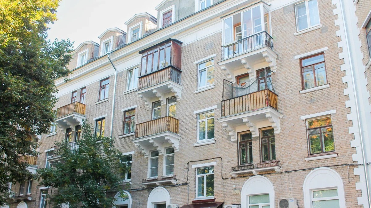 В районе Сокол завершается капитальный ремонта дома, возведенного в стиле советского неоклассицизма