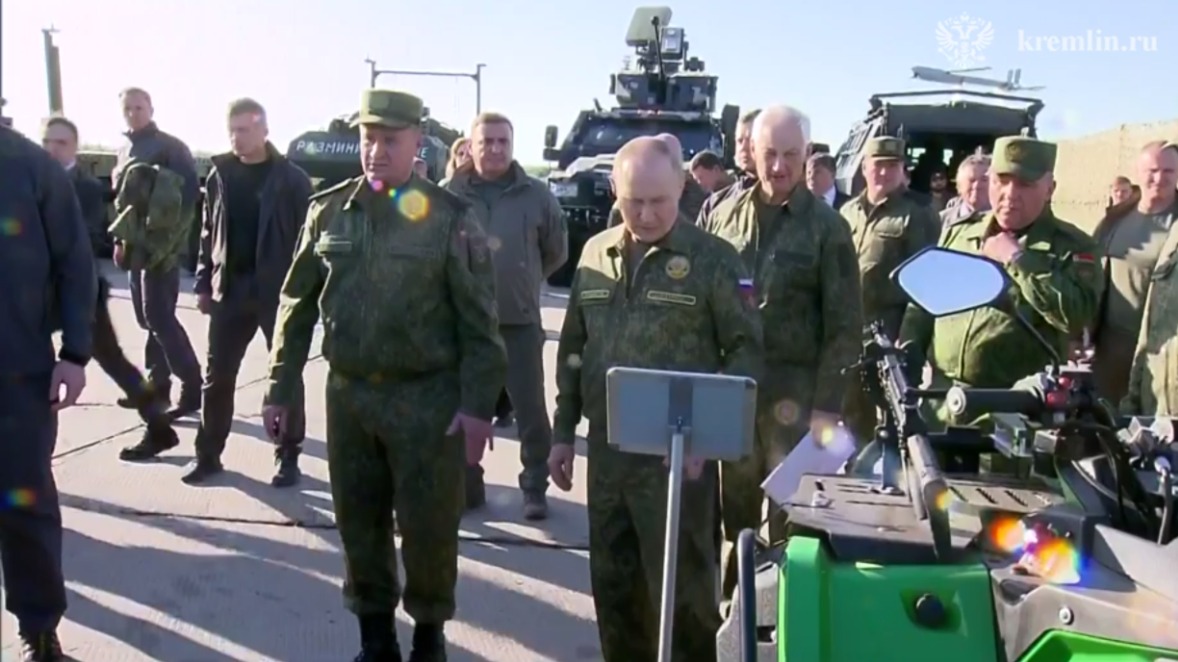 Путин примерил тепловизионные очки «Стрекоза» на полигоне «Мулино»