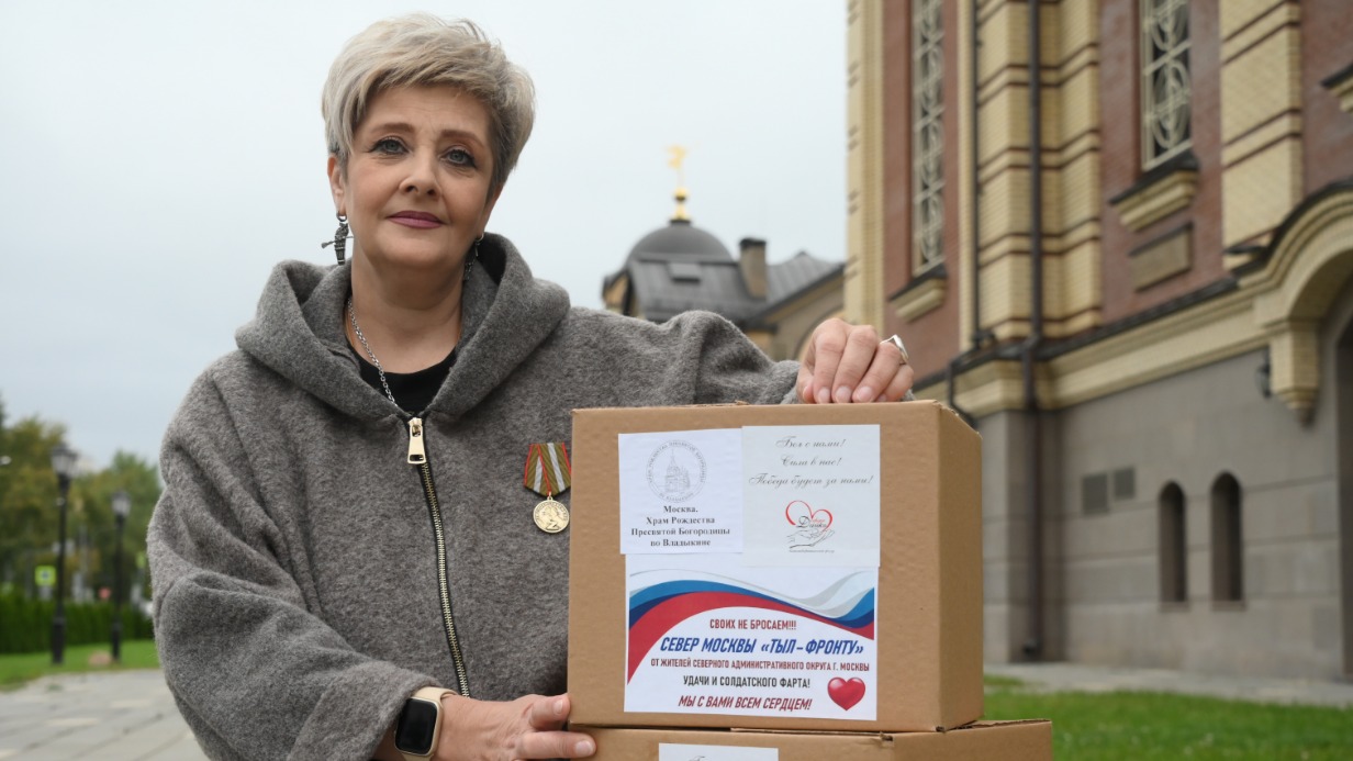 Член Совета движения «Зов народа» Елена Волкова собрала очередные посылки, которые потом передадут бойцам на фронт
