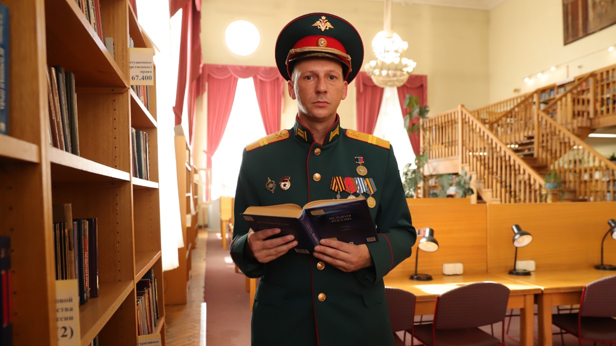 Ветеран СВО, студент первого курса программы «История международных отношений и внешней политики России» Российского государственного гуманитарного университета Сергей Ключников читает учебник по истории России. Сейчас ему приходиться восполнить пробелы, так как в украинских школах не рассказывали и о половине того, что происходило в государстве. А историческим героем был предатель из Войска Запорожского Иван Мазепа