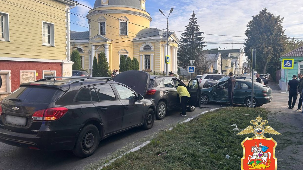 Четыре машины попали в аварию на перекрестке в Подмосковье