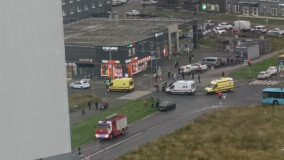 Автомобиль влетел в толпу на тротуаре в Ленобласти