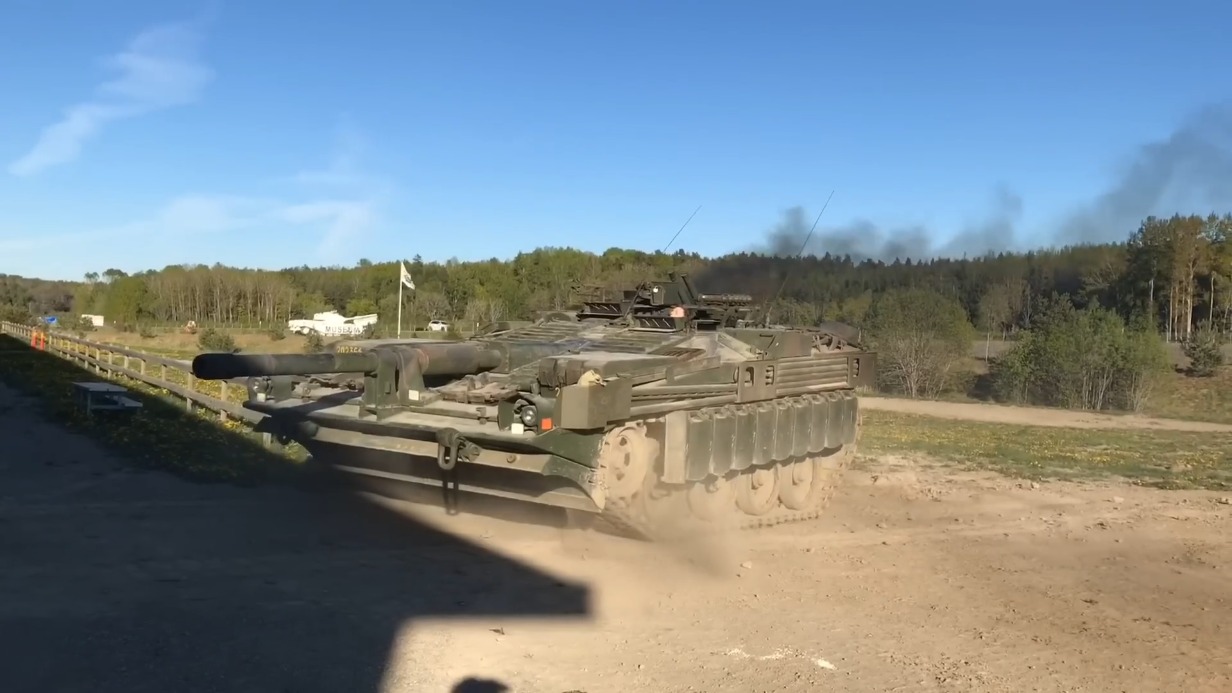 ВС РФ уничтожили редкий шведский истребитель танков Strv 103 в Сумской области