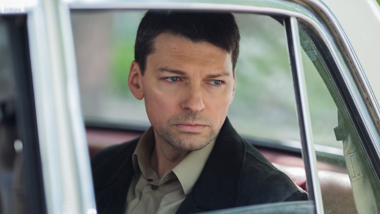 Даниил Страхов в роли журналиста Юрия Ельцова в детективе «Бой с тенью», снятому по роману Эдуарда Хруцкого