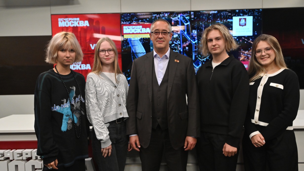 Председатель Мосгордумы Алексей Шапошников ответил на вопросы начинающих журналистов Марии Мишиной, Полины Кислых, Ильи Конюкова и Полины Дергачевой