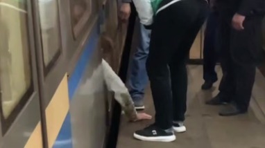 Появились кадры спасения человека, упавшего на пути на «Площади революции»