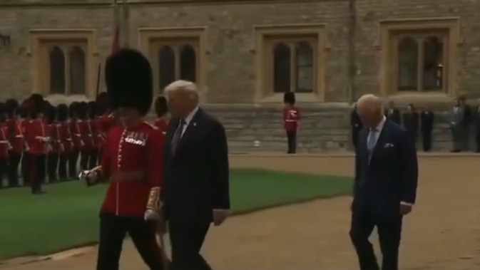 Трамп во время визита забыл про Карла III и ушел разговаривать с гвардейцем