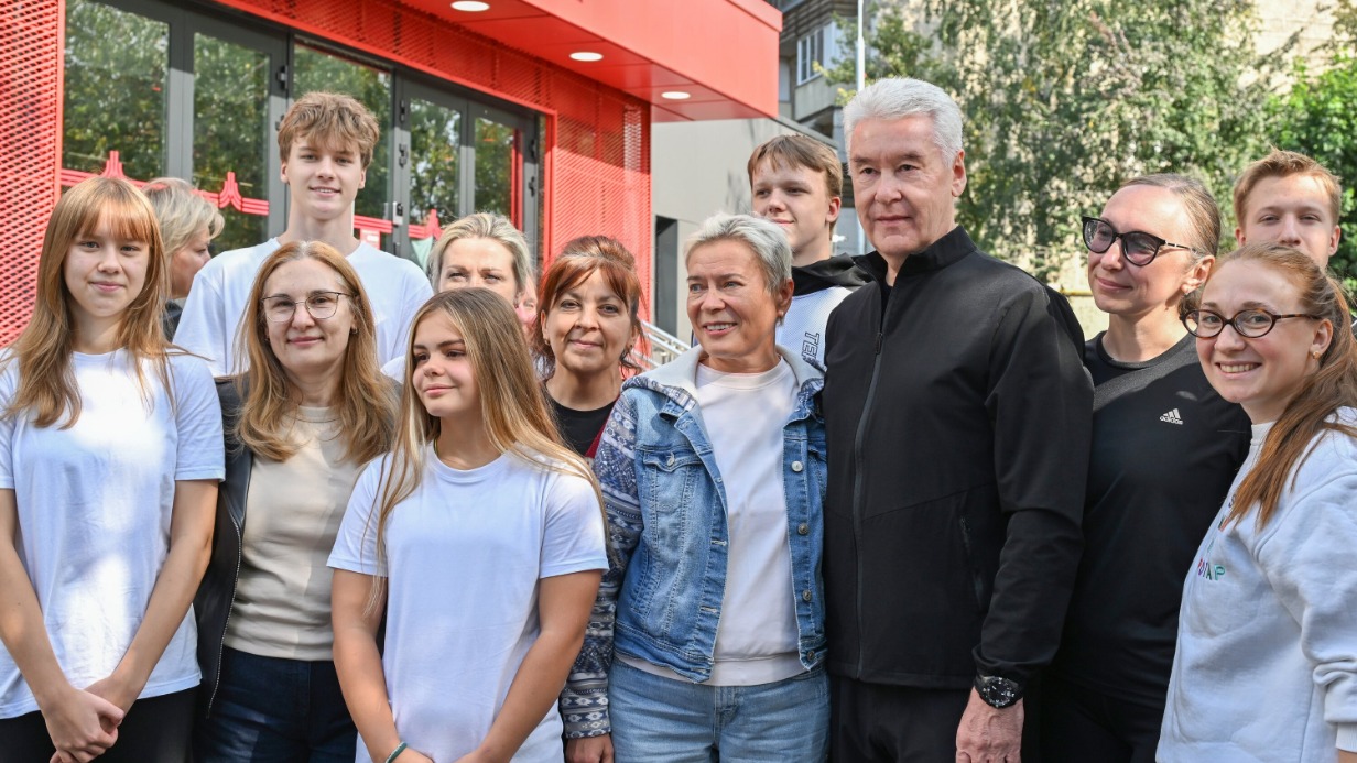 Мэр Москвы Сергей Собянин вместе с жителями района Новогиреево на открытии обновленного спортивного комплекса «Олимпия», который оборудован 25-метровым бассейном и спортивным залом с современным атравматичным покрытием