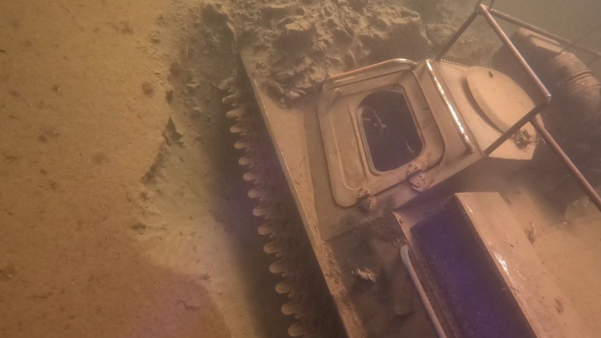 Водолазы сняли на видео вездеход, который затонул в озере в Забайкальском крае