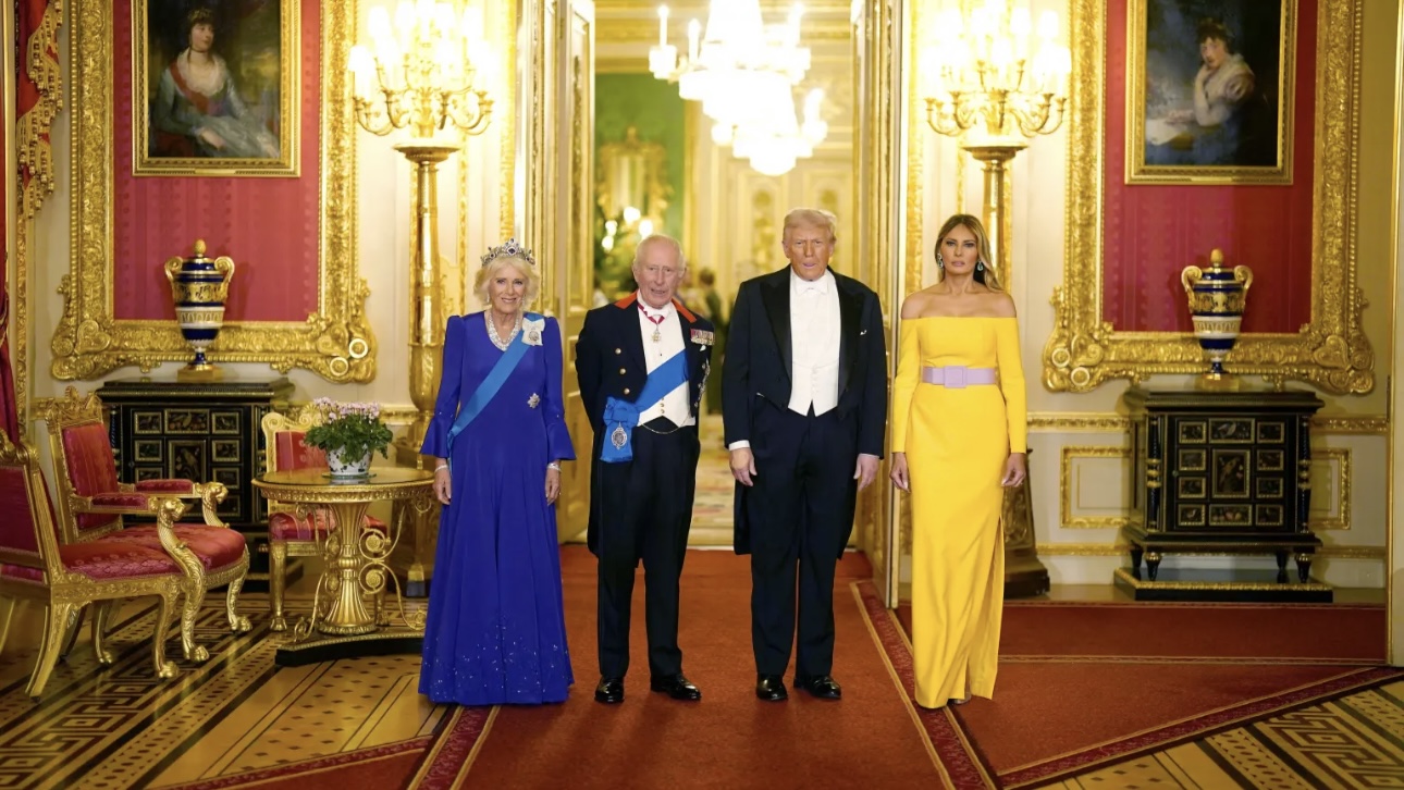 Меланию Трамп осудили за платье с открытыми плечами на банкете с Карлом III