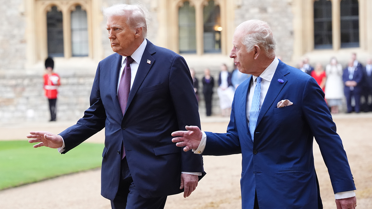 Прячет распухшие ладони: о каких болезнях говорят посиневшие руки короля Карла III