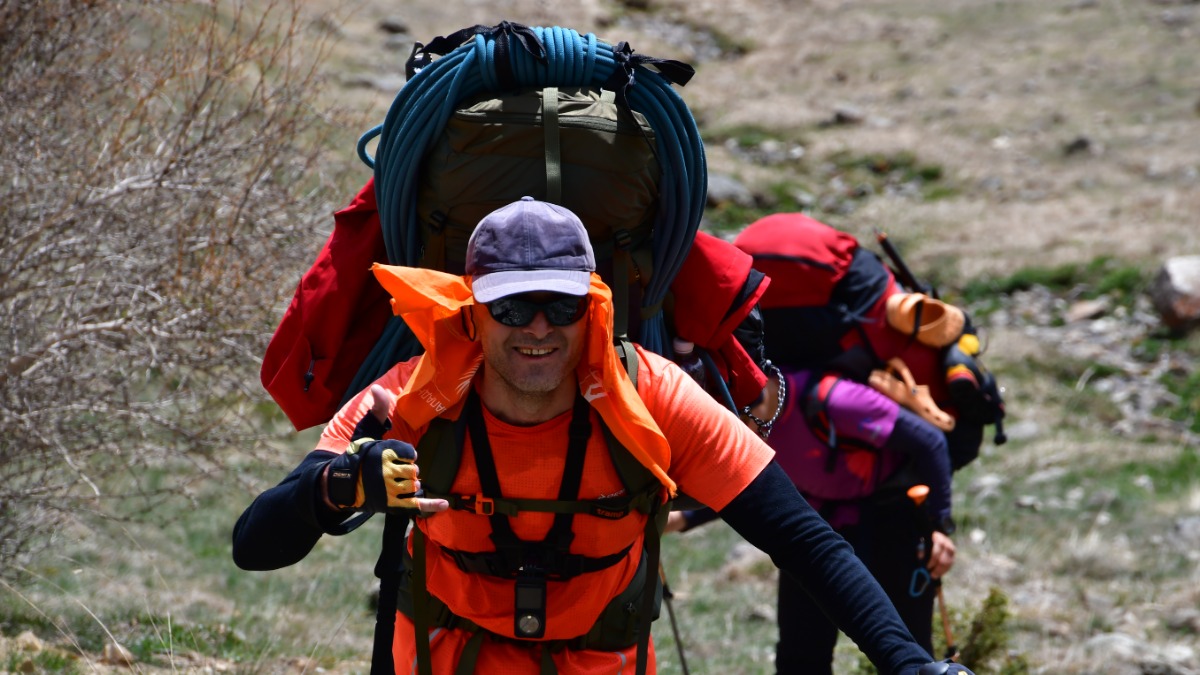Инструктор-проводник по горному туризму в КБР Ислам Метов на маршруте по восхождению на Тегенеклибаши (3502 метра) в поселке Тегенекли
