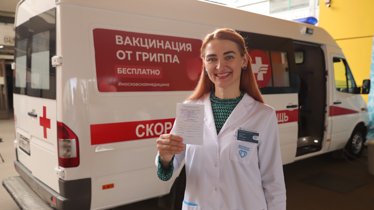 Врач-эпидемиолог поликлиники № 45 Дарья Филатова приглашает пациентов на вакцинацию от гриппа