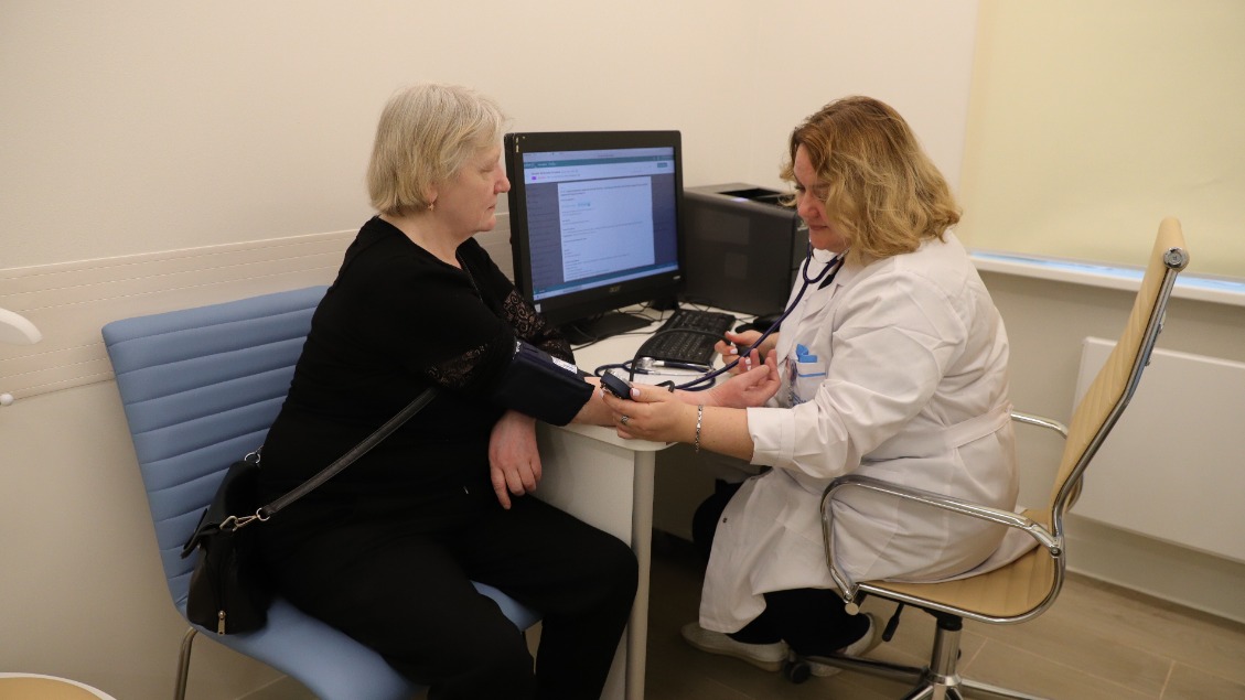 Врач измеряет артериальное давление. У многих пожилых больных оно обычно повышено и требует постоянного контроля