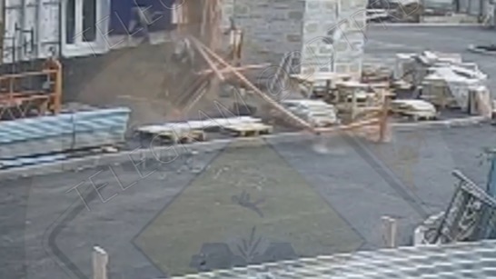 Люлька с рабочими упала в Уфе из-за обрыва троса