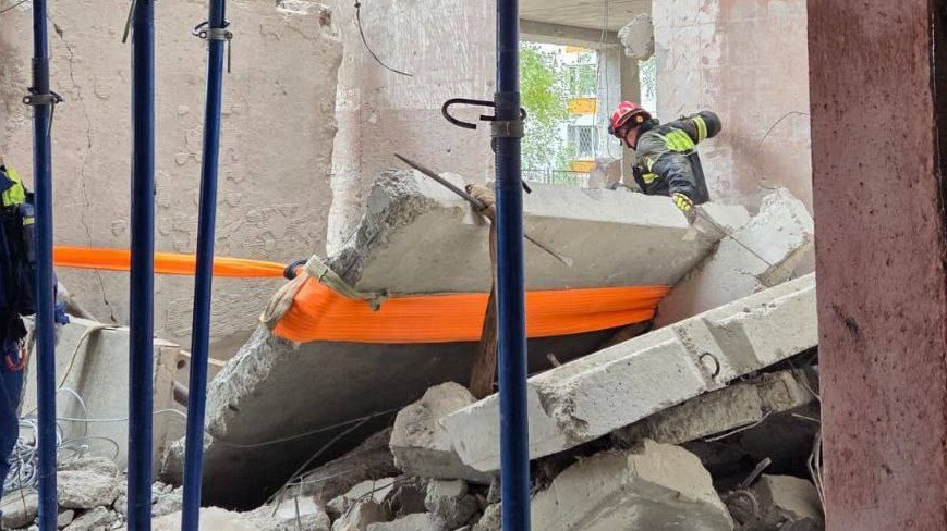 Бетонная плита упала на рабочих на востоке Москвы, есть погибшие