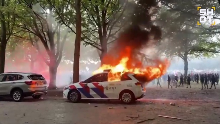 Толпы протестующих против мигрантов в Нидерландах начали сжигать машины полиции