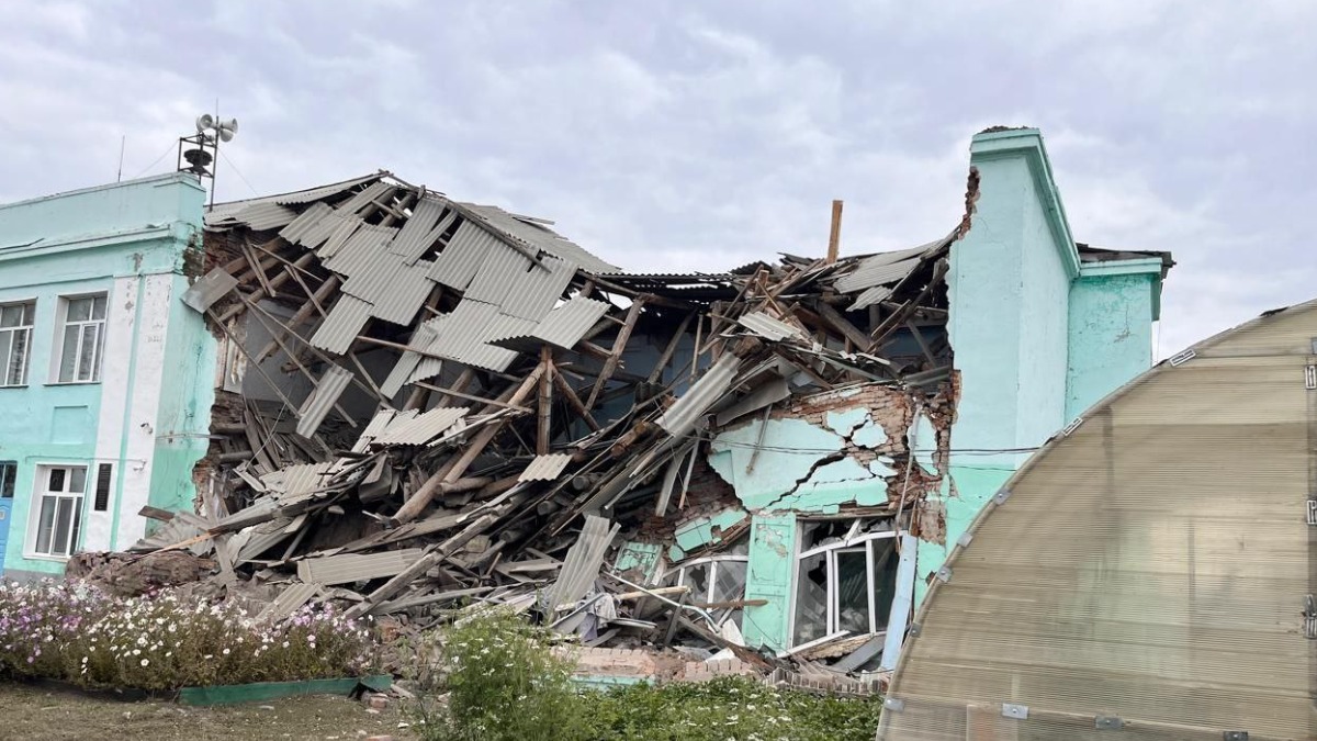 Здание школы частично обрушилось в Татарске Новосибирской области