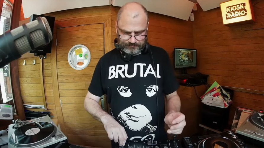 Музыкант JD Twitch умер в хосписе от неоперабельной опухоли головного мозга