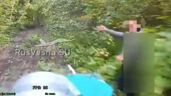 В Сети показали кадры, как выгуливавший собаку украинец указал путь дрону ВС РФ