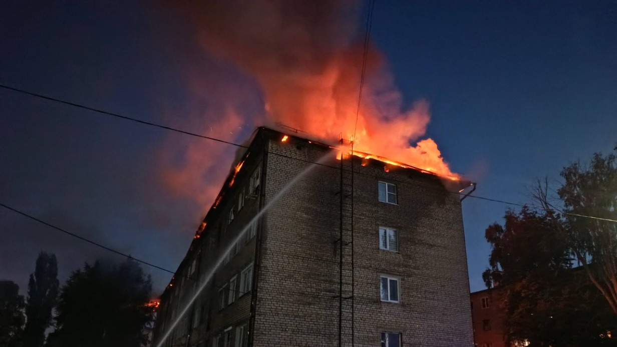 Кровля жилого дома загорелась в Липецкой области