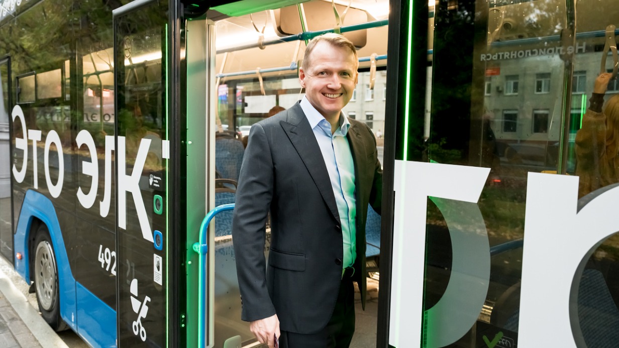 Генеральный директор ГУП «Мосгортранс» Николай Асаул садится в современный электробус, чтобы доехать до работы