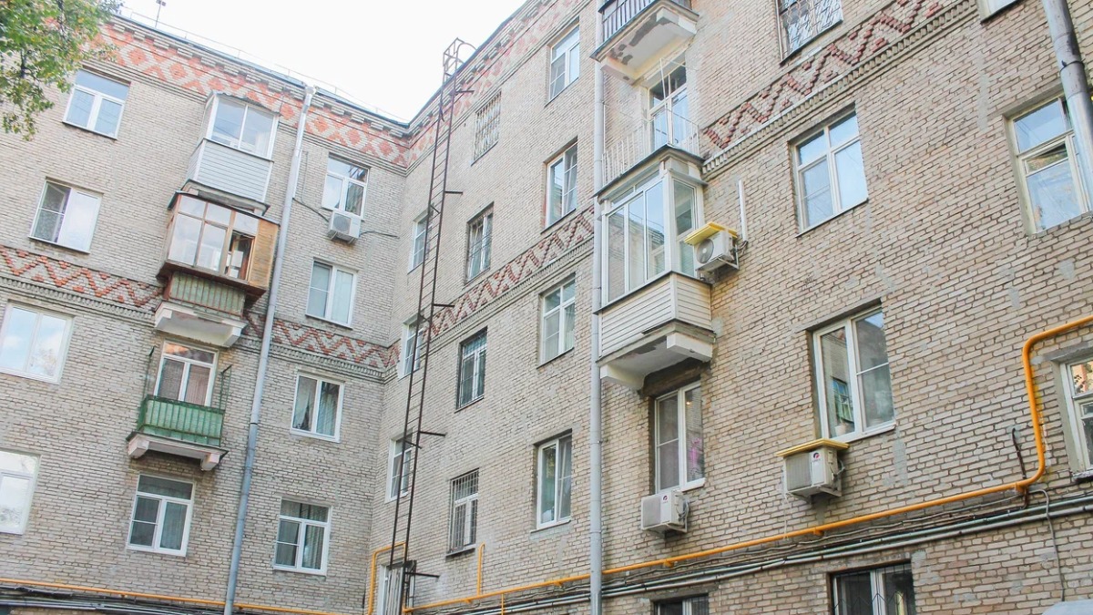 В районе Перово преобразится пятиэтажный дом, украшенный красным орнаментом 