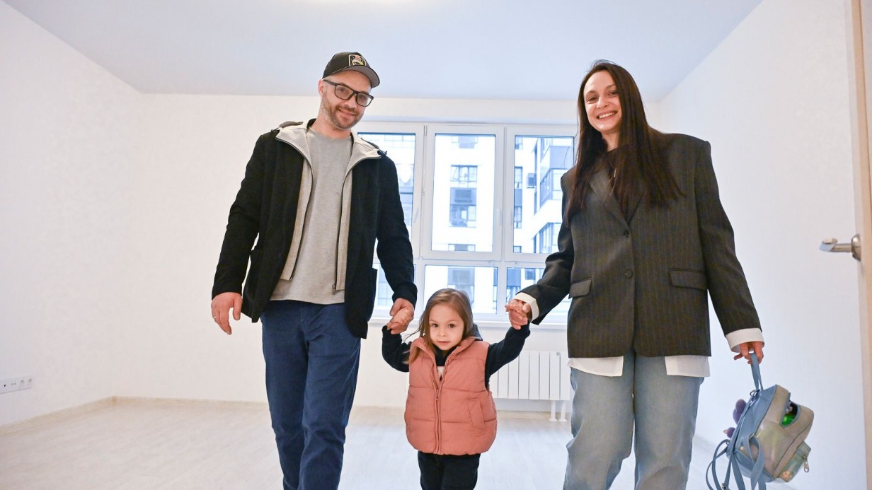 Семья Гранцевых. Кирилл, Юлия и дочка Мирослава в своей новой квартире, которую они получили по программе реновации в новостройке в районе Проспект Вернадского