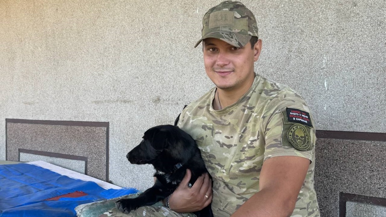 Запорожская область. Боец «Большой» вместе с собакой Лаймой в одном из пунктов временной дислокации полка