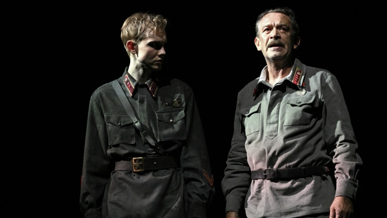 Владислав Миллер в роли Коли Плужникова и Владимир Машков в роли Старшины в спектакле «В списках не значился» в постановке Владимира Машкова