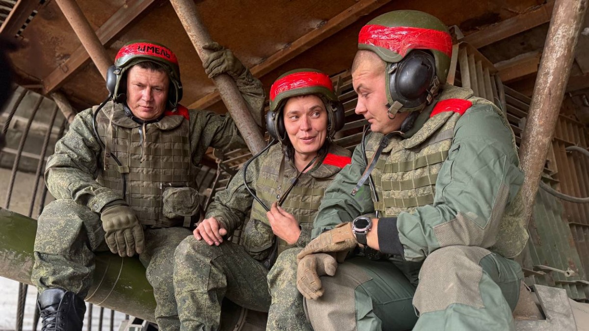 ДНР. Экипаж Т-72 Б3М танковой роты 103-го мотострелкового полка: «Шмель», «Молчун» и «Грут» отдыхают на броне своей боевой машины